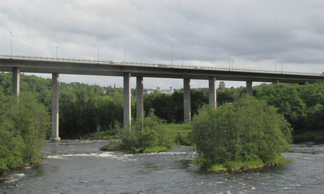 Brua er over 400 meter lang og delt inn i 11 spenn. Foto:  Wikipedia