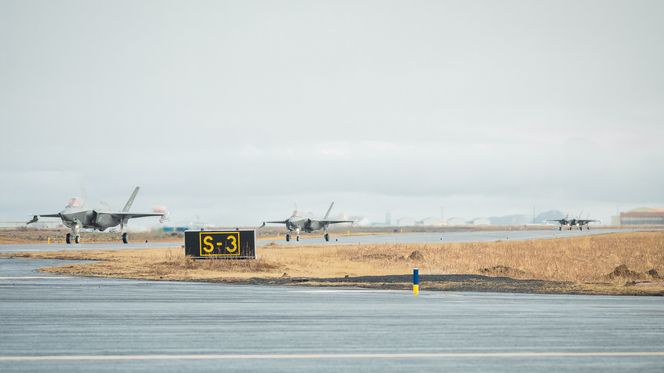 Fire F-35A fra 332 skvadron var mandag på plass på Keflavik _IAP_F35_232_export. Foto: Forsvaret