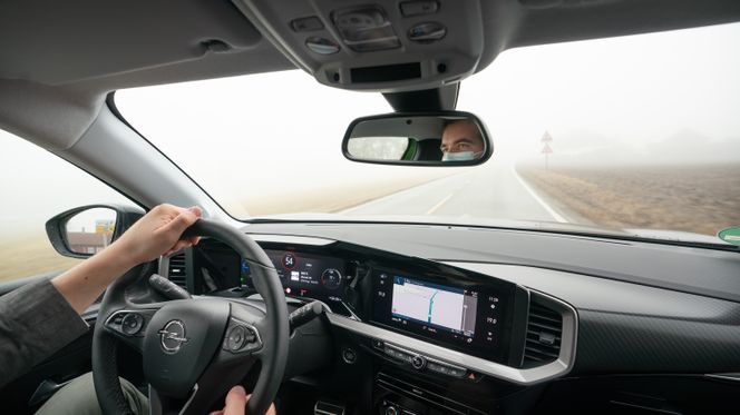 Førermiljøet er brukervennlig, men ikke særlig futuristisk. Knappene er mange, noe som kan være en fordel når man ønsker å endre på ting under kjøring. Foto: Eirik Helland Urke