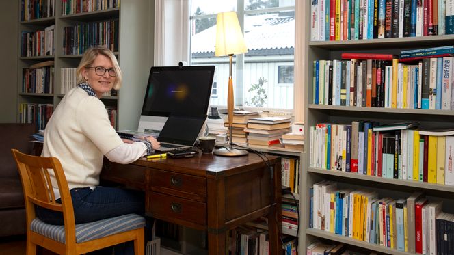 For ett år siden var det nok ingen som så for seg at jobben skulle flyttes hjem. I Telenor er de allerede i gang med å tenke nytt og mer fleksibelt om framtidas arbeidsplass, ifølge HR- og bærekraftdirektør i Telenor, Cecilie Heuch. Foto: Mona Strande