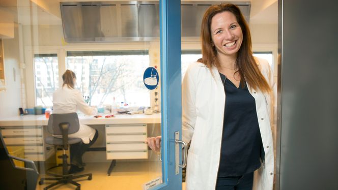 Agnete Fredriksen sier hun heller vil ta deres egenutviklede korona-vaksine enn konkurrentenes. – Måten vi målstyrer og leverer vaksinen på, og hvordan vi aktiverer hele immunforsvaret og lager best mulige drepe-T-celler, mener jeg gjør vår vaksine til en sterk andregenerasjonskandidat, sier hun. Foto:  Sverre Chr. Jarild