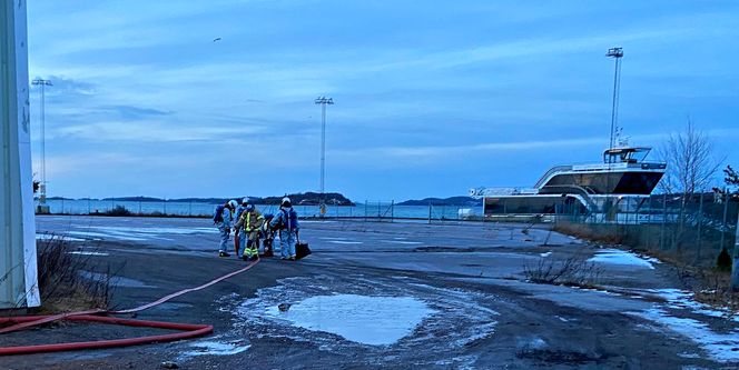 Torsdag var det røykutvikling i hybridfartøyet Brim. Her ligger katamaranen til kai ved Tønsberg fredag morgen. Foto: Vestfold interkommunale brannvesen