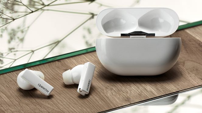 Øreproppene er utformet som korte firkantede pinner med mange berøringsinnstillinger. Problemet er at det er så vanskelig å få grep på dem. Foto: Huawei
