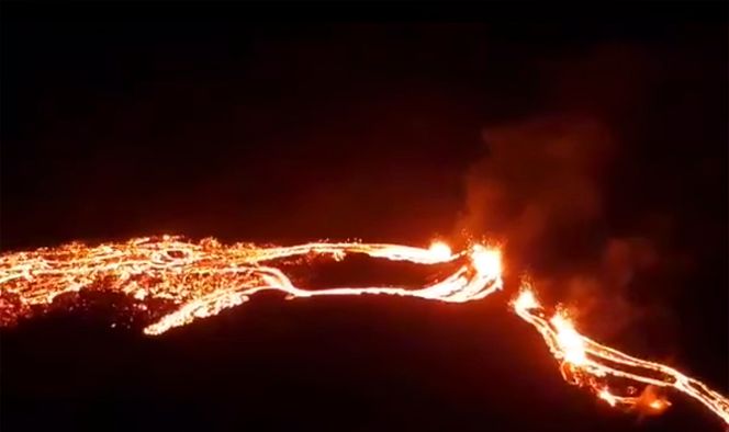 Her kan vulkanutbruddet sees litt til høyre for midten av bildet, med lava som renner til begge sider. Foto: Islands meteorologiske institutt