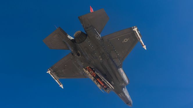 F-35A-testflyet AF-01 med et instrumentert JSM i buken. Foto: FMA