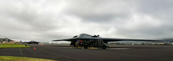 Tre B-2 Spirit, tilhørende Whiteman Air Force Base i Missouri, gjennomfører drivstoffylling med motorene i gang på Lajes Field på Azorene. Foto: Tech. Sgt. Heather Salazar