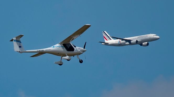 Pipistrel fløy noen oppvisningsflyginger på Paris Air Show på Le Bourget i juni 2019. Her er det en A320 fra Air France som passerer under demonstrasjonen. Foto: IAN LANGSDON