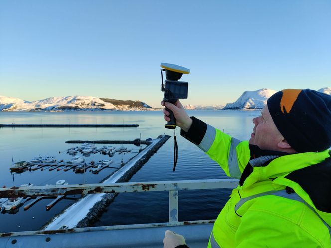 Jan Halvor Knutsen visualiserer den prosjekterte 3D-modellen av nye Nerlandsbru med Trimble SiteVision. Foto: Rambøll