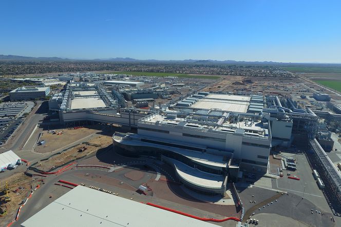 Intel hittil nyeste halvlederfabrikk, Fab 42. Den ligger i Ocotillo, Chandler, Arizona. Her produserer selskapet mikroprosessorer med 10 nanometers prosessteknologi. Foto: Intel Corporation