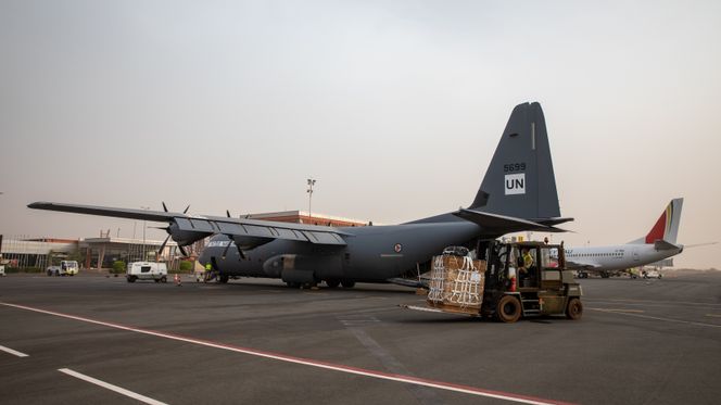 Lasten er på vei til C-130J «Frøya» som er parkert ved siden av en B737-500 fra Sky Mali på Modibo Keita lufthavn noen få kilometer sør for Malis hovedstad Bamako. Foto:  Onar Digernes Aase / Forsvaret