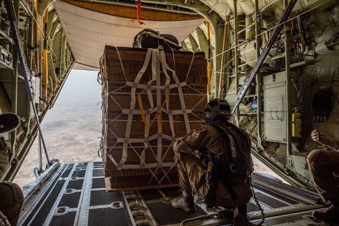 Lasterampen er senket og lasten er klar til å slippes fra Hercule-flyet. Foto:  Onar Digernes Aase / Forsvaret