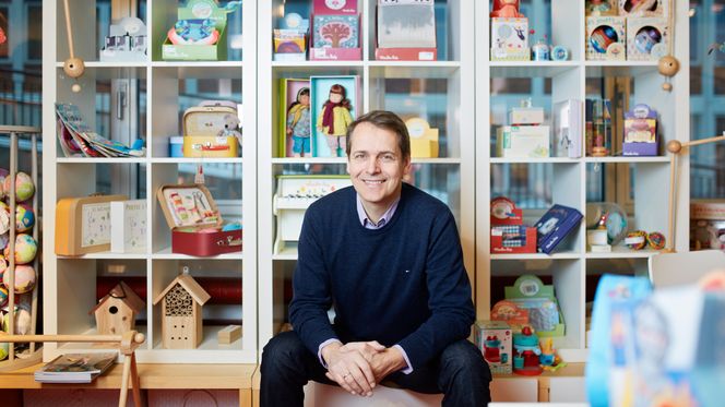 Medgründer Alexander Arnesen i Sprell.no trodde egentlig ikke de ville ha tid til videoshopping. Koronapandemien endret på det. Foto: Sprell.no