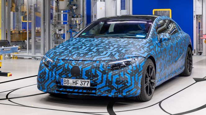 En kamuflert Mercedes-Benz EQS. Foto: Mercedes-Benz AG - Global Commun