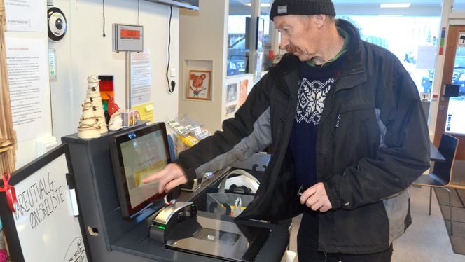 – Det funker greit å benytte den selvbetjente kassen, bare jeg har husket å ta med briller, sier Rune Nesheim, som er en av nærbutikkens faste kunder. Foto:  Thomas Førde