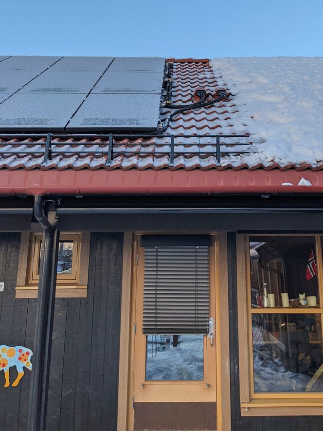  Systemet gjør det også mulig å sende varme fra borebrønnene ut på taket for å smelte snø og is på panelene. Foto:  Solcellespesialisten