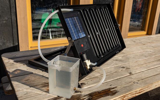 Barna i barnehagen har en modell som viser hvordan sola kan gi strøm og varmt vann. Foto:  Delta V