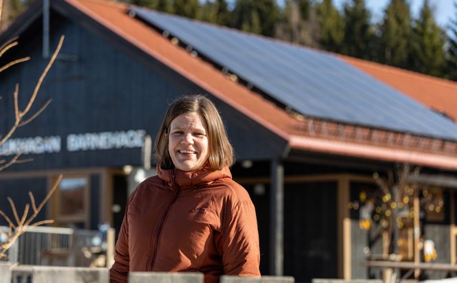 Klukhagan barnehage hadde fra før en tydelig miljøprofil. Nå har styrer Trude Fiskum fått et svært effektivt energianlegg. Foto:  Delta V