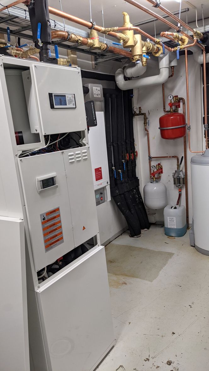 Barnehagen hadde allerede tre borebrønner på rundt 180 meter. Disse ble rehabilitert, og alle komponentene i teknisk rom ble byttet. Foto:  Solcellespesialisten