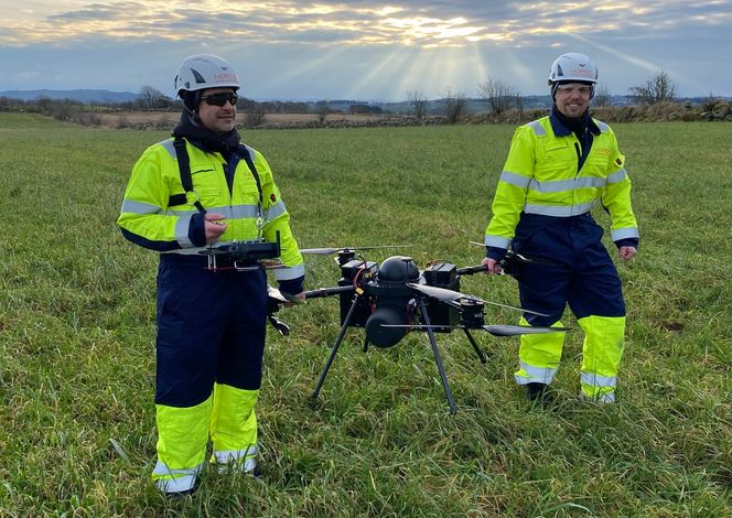 – Vi testfløy en hydrogendrevet drone for første gang på Lea på Jæren i desember 2020, sier Jørgen Apeland (t.h.) med Thomas André Olsen som testpilot. Foto: Nordic Unmanned