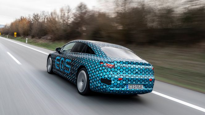 En kamuflert Mercedes EQS. Foto: Daimler AG - Global Communicatio