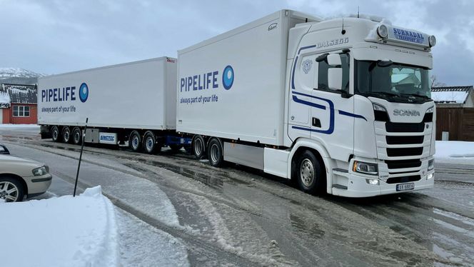At fylkesvei 65 nå er åpnet for modulvogntog på 25 meter, betyr både billigere og mer klimavennlig transport for Pipelife. Foto: Pipelife