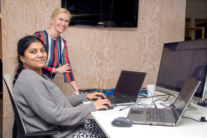 Bikefinder: – Det er viktig å rekruttere bredt for å finne de gode talentene, sier Birgitte Sunde, daglig leder i Bikefinder, sammen med programmerer Shanmuga Priya som er på tre måneders arbeidstrening via Nav. Foto: Alf Bergin