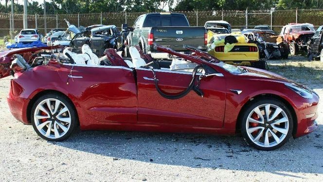 En Tesla Model 3 kjørte over fartsgrensen da den krasjet inn i en lastebil på autopilot i USA i mars 2019. Taket ble revet av og sjåføren ble drept. Ifølge en foreløpig rapport hadde sjåføren trolig ikke hendene på rattet, og verken han eller autopiloten foretok noen unnvikende handling. Foto:  National Transportation SafetyBoard
