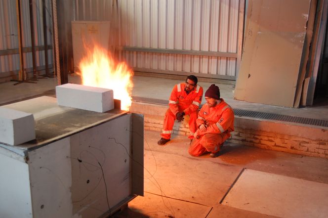 Doktorgradsstipendiaten Dheeraj Dilip Karyaparambil og mastergrad-studenten Bjørn Røste Dalen studerer hvordan brann utvikler seg i høye trehus. Foto:  HVL, Campus Haugesund