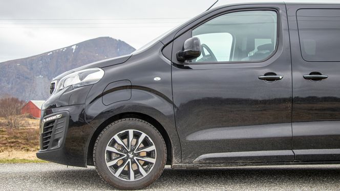 Peugeot e-Traveller 75 kWh. Foto: Marius Valle