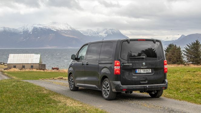 Peugeot e-Traveller egner seg fint på langtur, men krever en del lading underveis.. Foto: Marius Valle