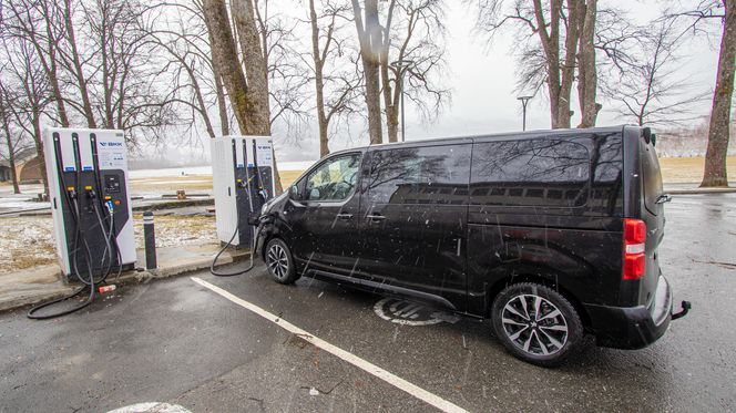 Bilen ladet forholdsvis raskt selv om det ikke var sommertemperaturer. Foto: Marius Valle