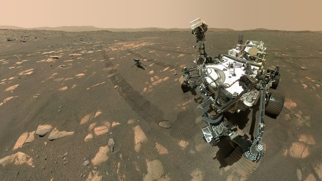 SELFIE: Roveren Perseverance tar et selfie av seg selv og helikopteret Ingenuity før de skiller lag. Foto:  NASA