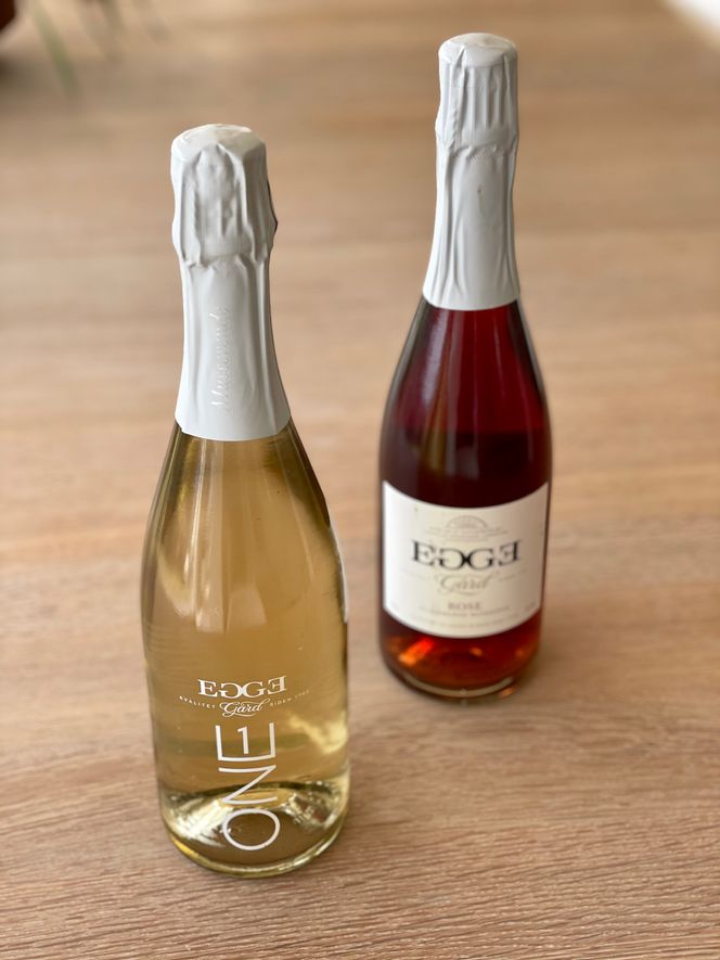 Egge One, i forgrunnen, er Norges første musserende vin. Bak står en sider som Egge Gård har utviklet sammen med restauranten Maaemo. Foto:  Svein-Erik Hole