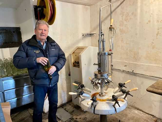 Dégorgement: Når bunnfallet har lagt seg i flaskehalsen, må flasketuten fryses, og proppen med bunnfall kan dermed fjernes uten at boblene i vinen slipper ut. Foto:  Svein-Erik Hole