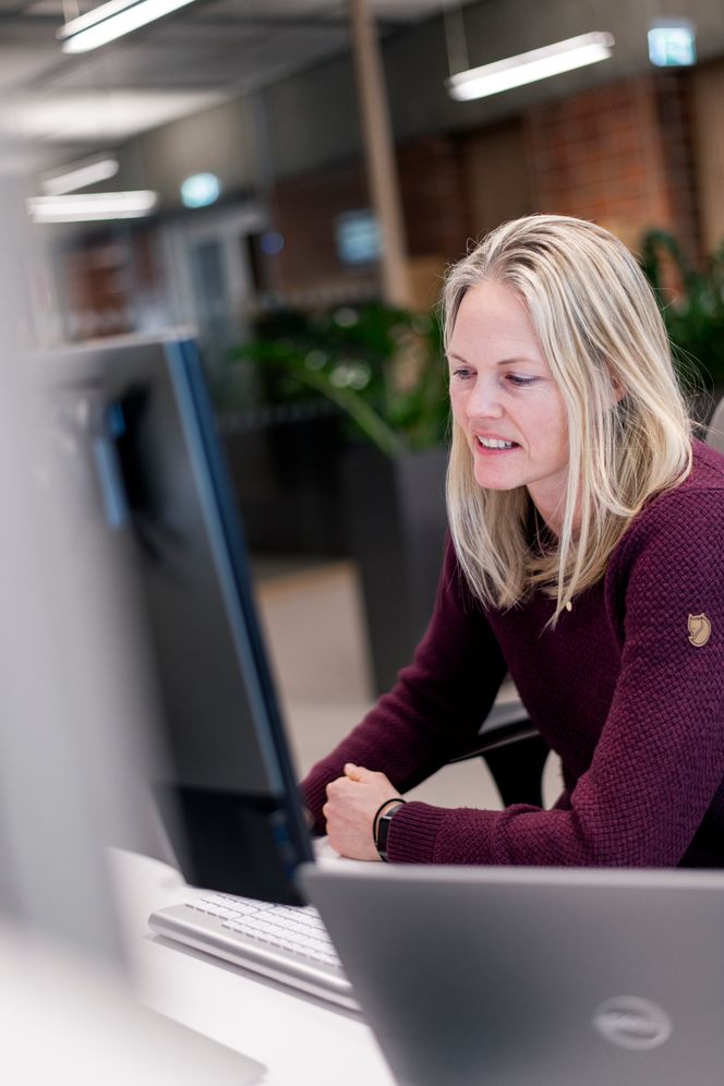 OPPSKALERING: – DNV har som mål å være ledende i den digitale transformasjonen av den maritime industrien, og det kommer veldig mye spennende i tiden fremover, sier UX-designer Ingrid Hjelmseth i DNV. Foto: DNV