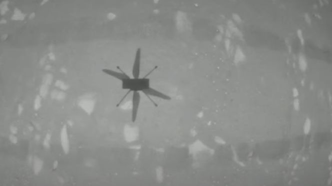 Første bildet: Dette er det første bildet fra helikopteret, som peker rett ned på Mars-overflaten. Det er skyggen av helikopteret vi ser i bildet. Foto: Nasa