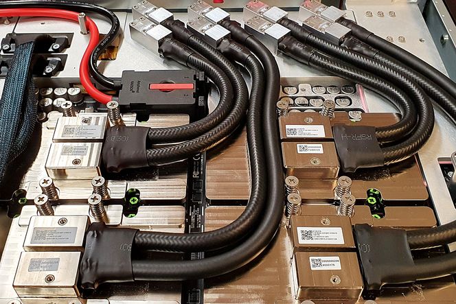 Slike GPU-noder skal installeres i superdatamaskinen Betzy. De fire GPU-ene er plassert under hver sin væskebaserte kjøleblokk. Foto:  Helge Stranden/Uninett Sigma2
