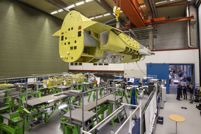 Den første bakre skrogdelen til et eT-7A Red Hawk ble 15. april sendt her fra Saab-fabrikken i Linköping til Boeing-fabrikken i St. Louis. Foto:  Saab