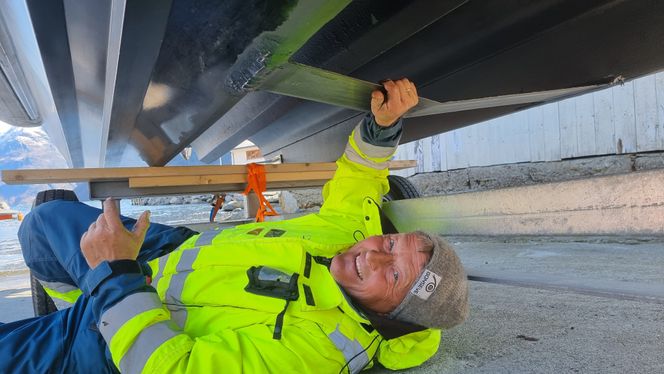Foiler: En av hemmelighetene til lavt energiforbruk er foilene som denne midtfoilen Frank Ole Bonsaksen holder i. Når båten løfter det ut av vannet hviler den på den og to mindre foiler bak som til sammen reduserer den våte flaten dramatisk. Foto: Odd Richard Valmot