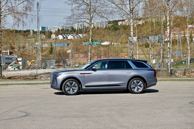 Produktsjefen for Hongqi E-HS9 Houssain Bougato i importør HBI Norge bak rattet på E-HS9. Foto:  Mathias Klingenberg
