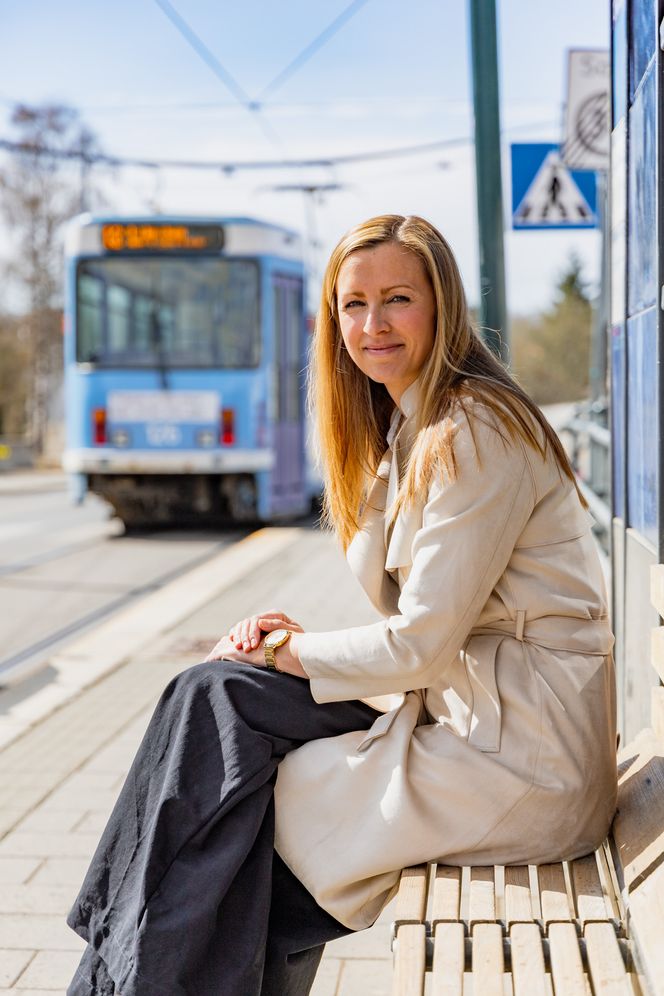 Therese Steensen trodde at konsulentlivet ville bety en masse reiser til ulike oppdrag hele tiden. I virkeligheten handler det mest om å ta trikken eller toget til en fast arbeidsplass hos kunden hun jobber for, fint forenlig med familieliv. Foto:  TUM Studio