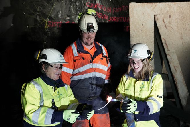 Fv. ordfører Eva Vinje Aurdal, Bjørn Presthus, bas i Skanska og elevrådsleder Frida Otterlei på Haramsøy skule. Foto:  Svein Skeide, Møre og Romsdal fylkeskommune