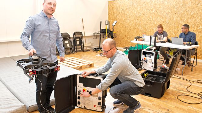 Kristian Klausen og Øystein Skotheim viser fram inspeksjonsdronen. Foto: Håvard Egge