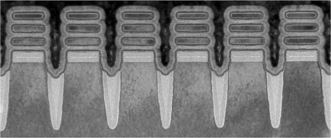 En rad med komponenter lagd med IBMs nye 2 nanometers nanosheet prosessteknologi, sett ved å bruke et elektronmikroskop. Foto: IBM