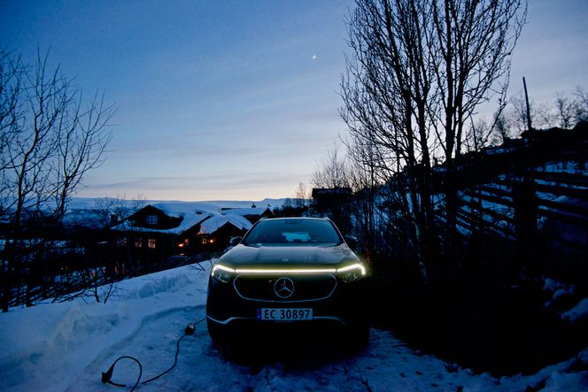 EQA deler den karakteristiske lysstripa i fronten med storebror EQC. Her fra Beitostølen. Foto: Mathias Klingenberg