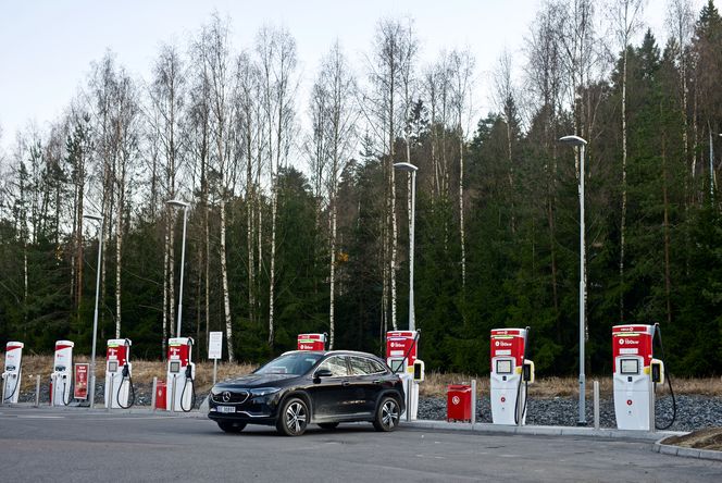 EQA hurtigladet med en kjappere snitteffekt fra 20 til 80 prosent enn hva produsenten oppgir som makseffekt. Foto: Mathias Klingenberg