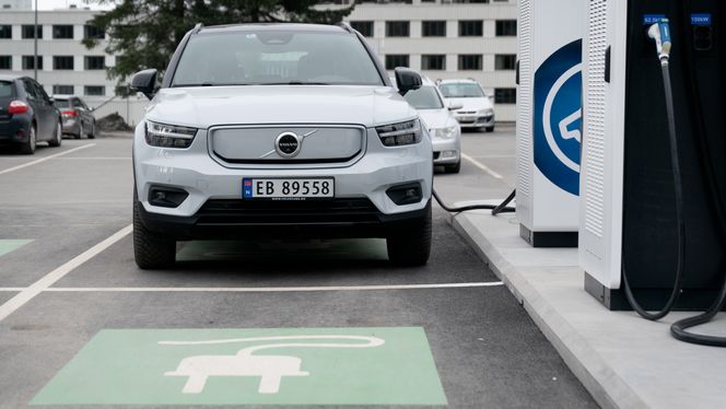 Volvo XC40 kan lade ganske raskt. Foto: Eirik Helland Urke