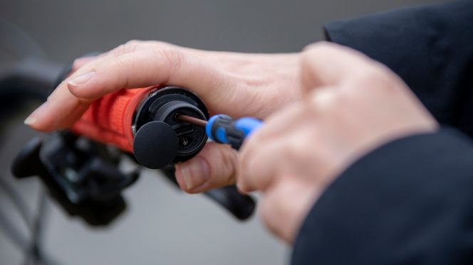 Sporingsenheten låses fast ved hjelp av spesialverktøy som skiftes ut med jevne mellomrom. Foto:  Alf Bergin