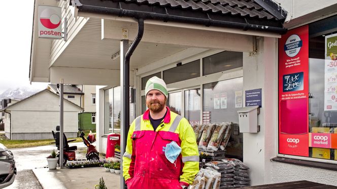 Henrik Åkre er beboer på Haramsøy med samboer, to barn og nyrenovert hus. Han hevder nesten alle på øya er motstandere av vindkraft. Foto: Jørn-Arne Tomasgard