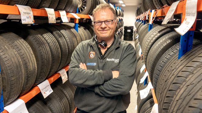 – Folk spør kun om pris. Ingen spør etter dekk som er bra for miljøet, eller gir flest mulige kilometer, sier Alexander Arne, daglig leder på Midtun Dekk. Foto:  Paal Kvamme